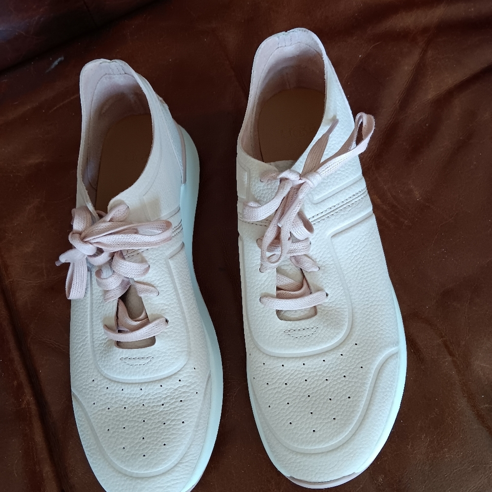 Ugg leather tennis shoes 👟